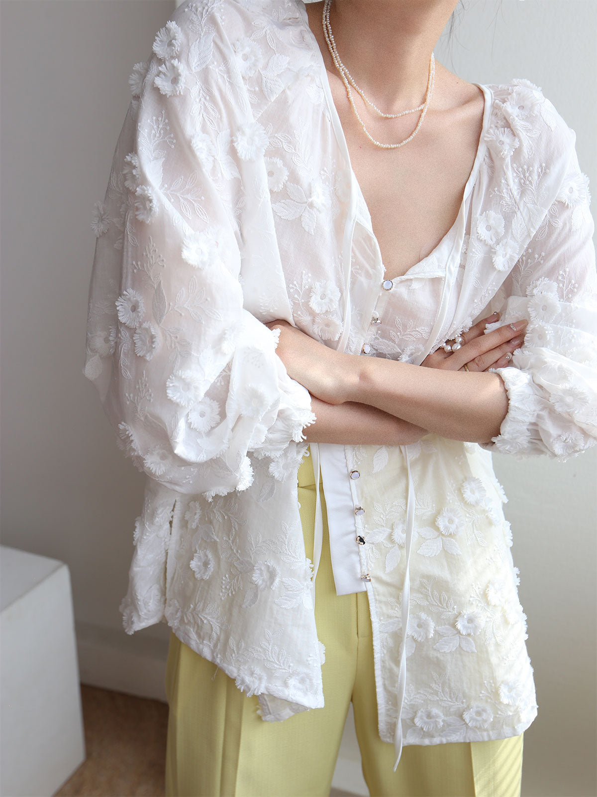 Sophie - Übergroße, halbdurchsichtige, bestickte Bluse mit Blumenmuster