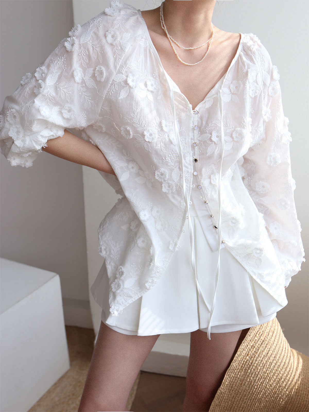 Sophie - Übergroße, halbdurchsichtige, bestickte Bluse mit Blumenmuster