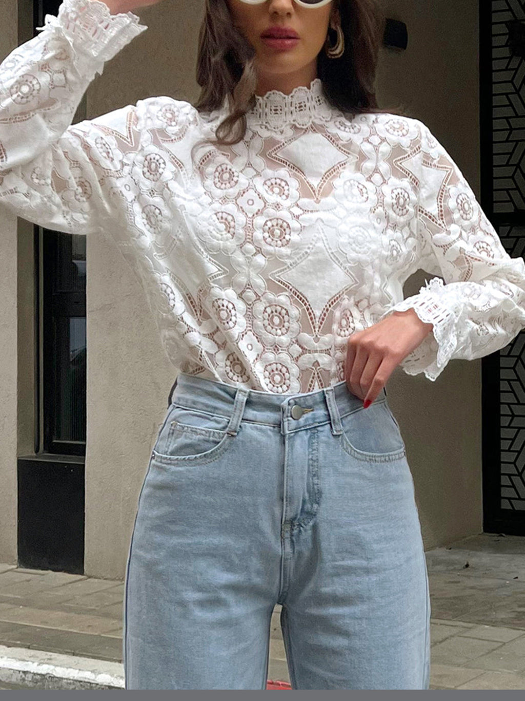 Hannah - Halbtransparentes T-Shirt mit floraler Spitzenstickerei und Rundhalsausschnitt