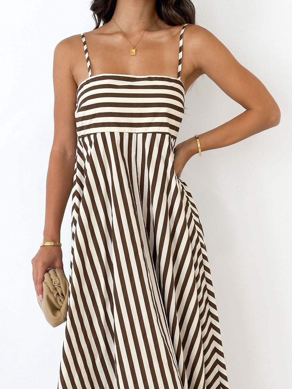 Amber - Gestreiftes plissiertes langes Kleid
