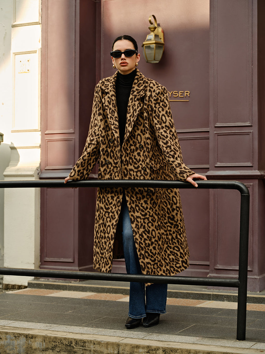 Lang geschnittener Leoparden-Trenchcoat für Damen im urbanen Stil - Svea