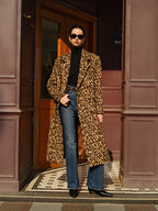 Lang geschnittener Leoparden-Trenchcoat für Damen im urbanen Stil - Svea