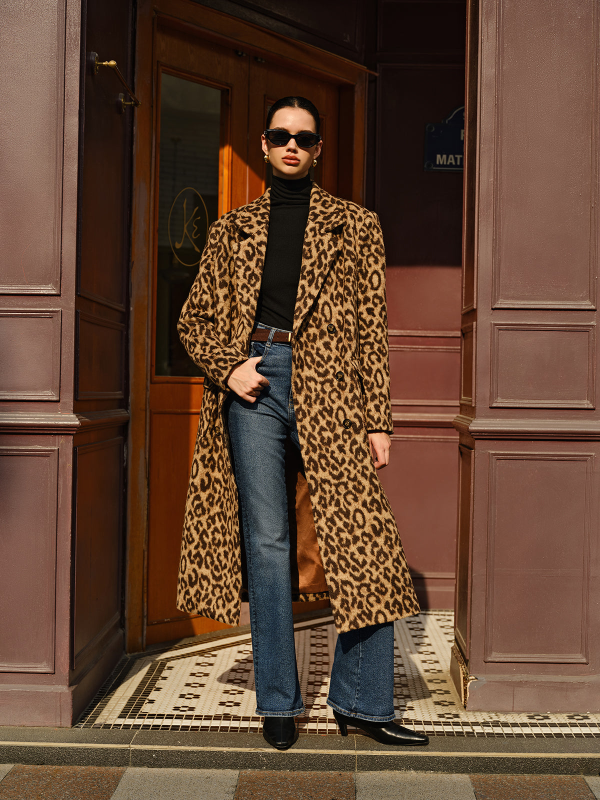Lang geschnittener Leoparden-Trenchcoat für Damen im urbanen Stil - Svea