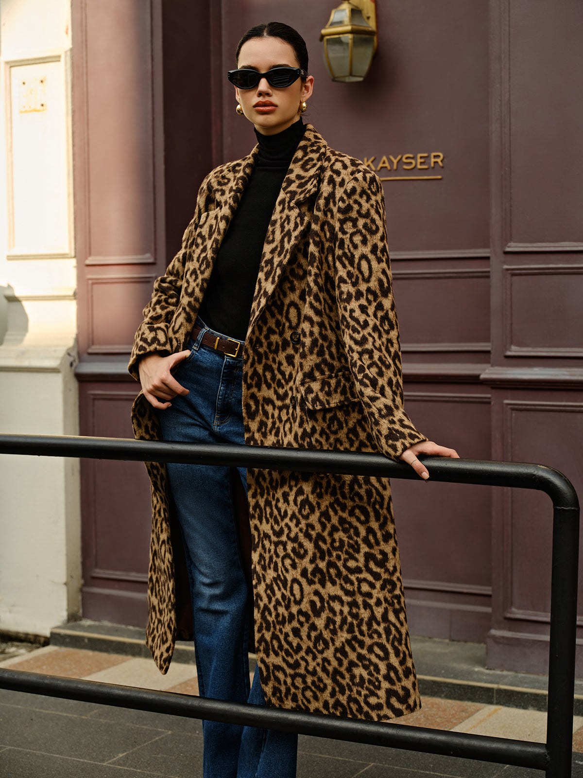 Lang geschnittener Leoparden-Trenchcoat für Damen im urbanen Stil - Svea