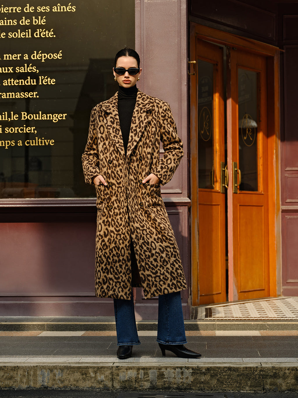 Lang geschnittener Leoparden-Trenchcoat für Damen im urbanen Stil - Svea