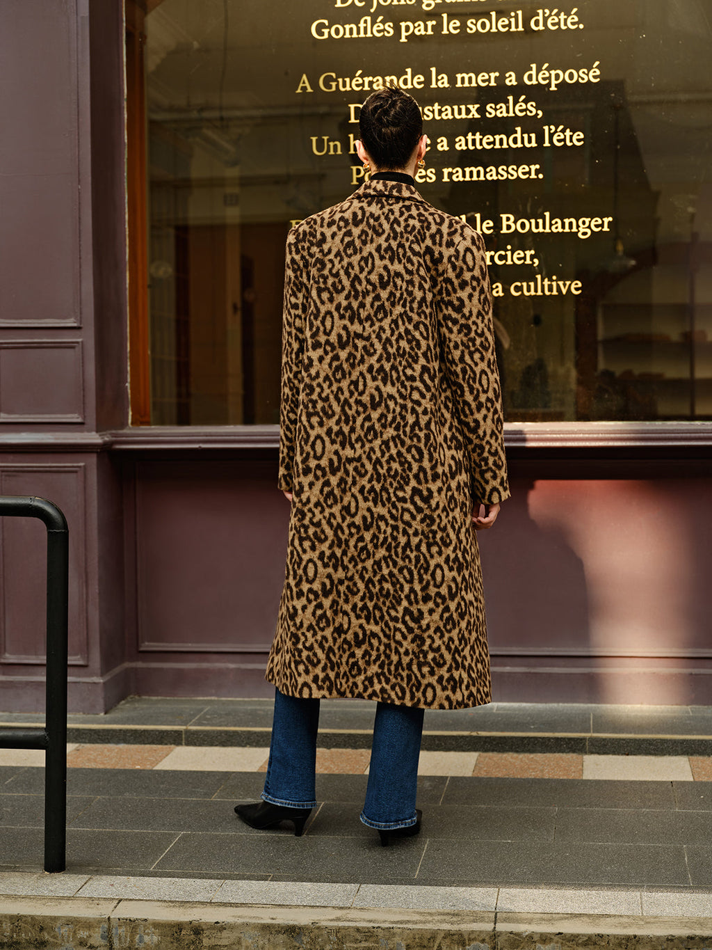 Lang geschnittener Leoparden-Trenchcoat für Damen im urbanen Stil - Svea
