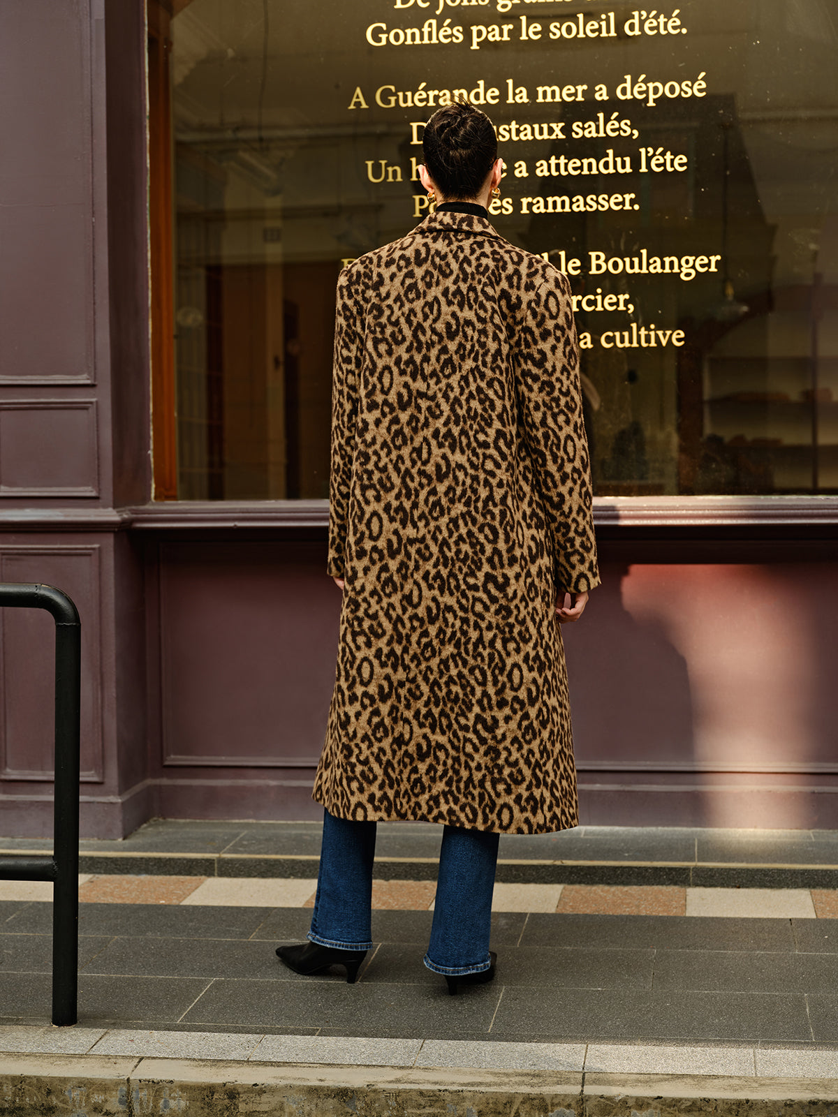 Lang geschnittener Leoparden-Trenchcoat für Damen im urbanen Stil - Svea