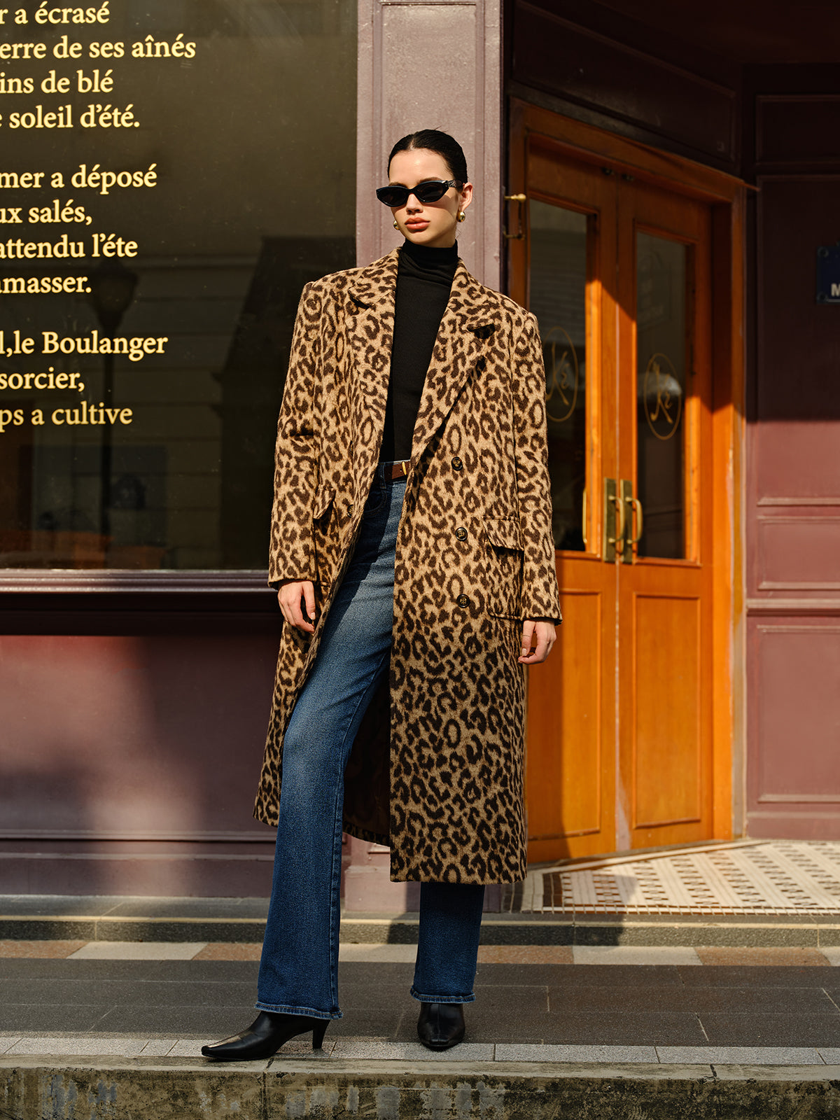 Lang geschnittener Leoparden-Trenchcoat für Damen im urbanen Stil - Svea