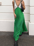 Anna - Großes ärmelloses Swing-Kleid mit V-Ausschnitt