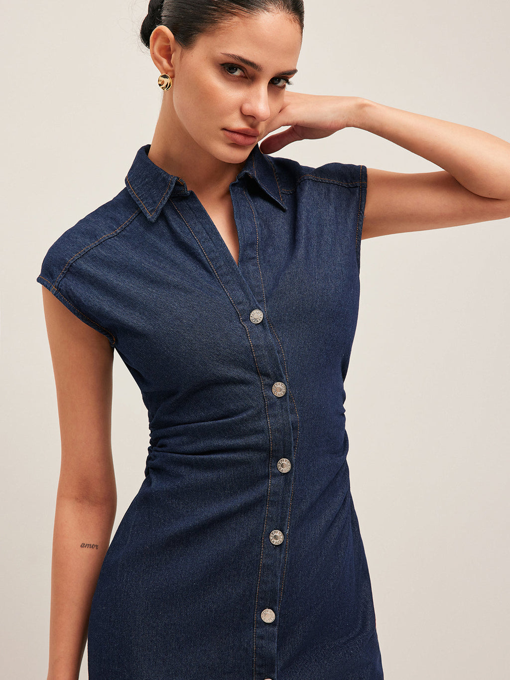 Alessia - Ärmelloses Denim-Kleid mit V-Ausschnitt und Knopfleiste