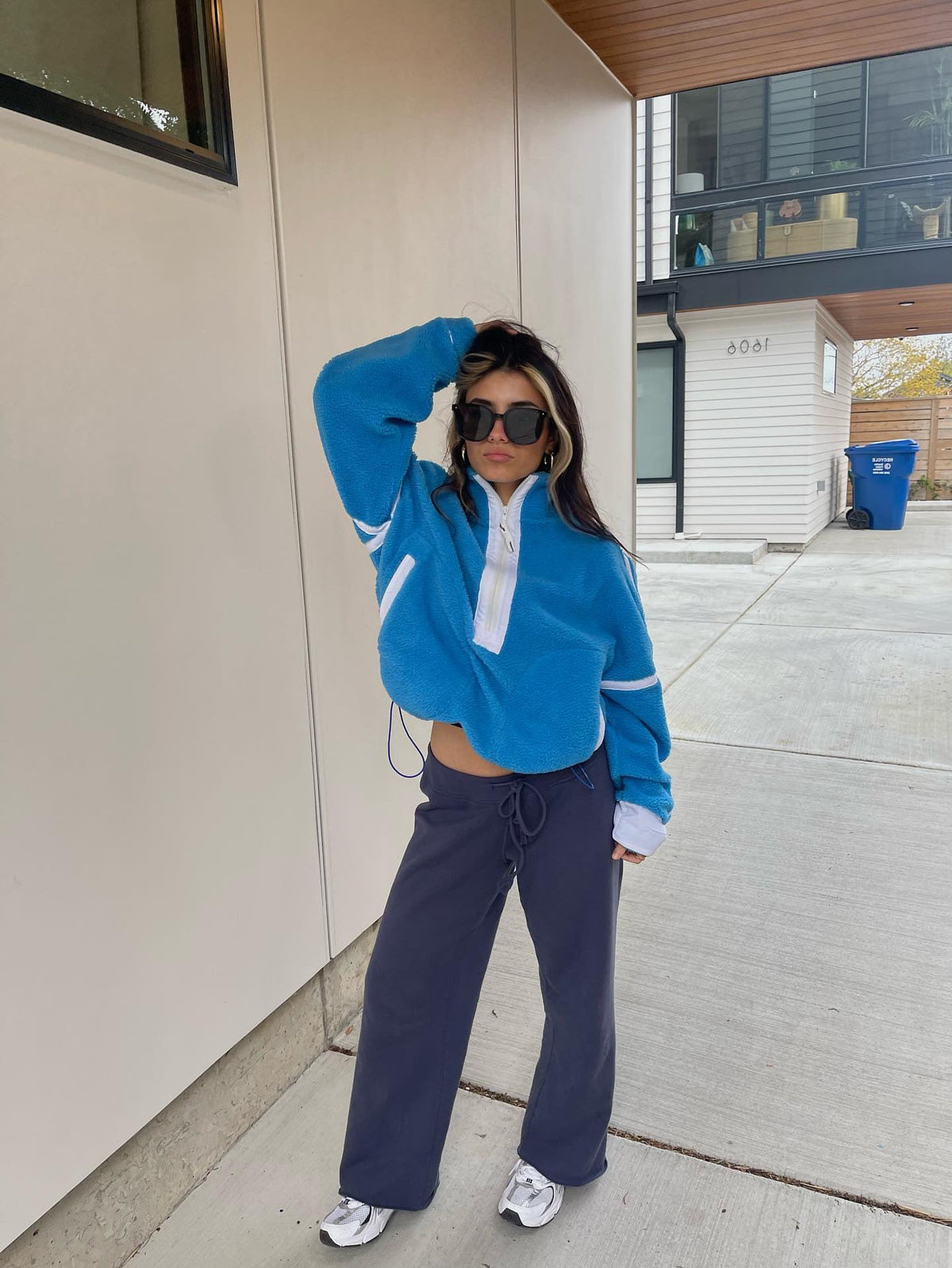 Blauer Pullover mit klassischem Schnitt