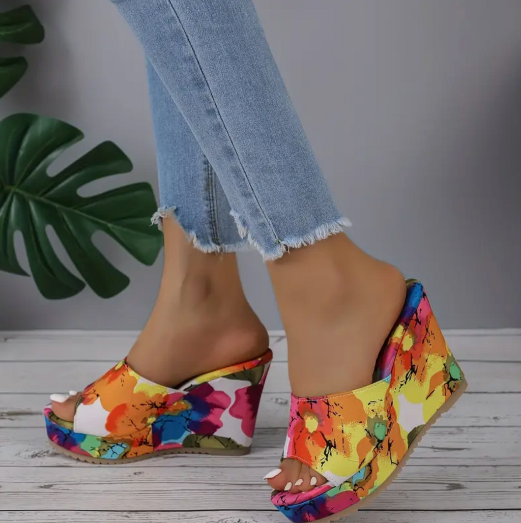 Femke - Die Plateau-Keilabsatz-Sandalen mit buntem Druckmuster