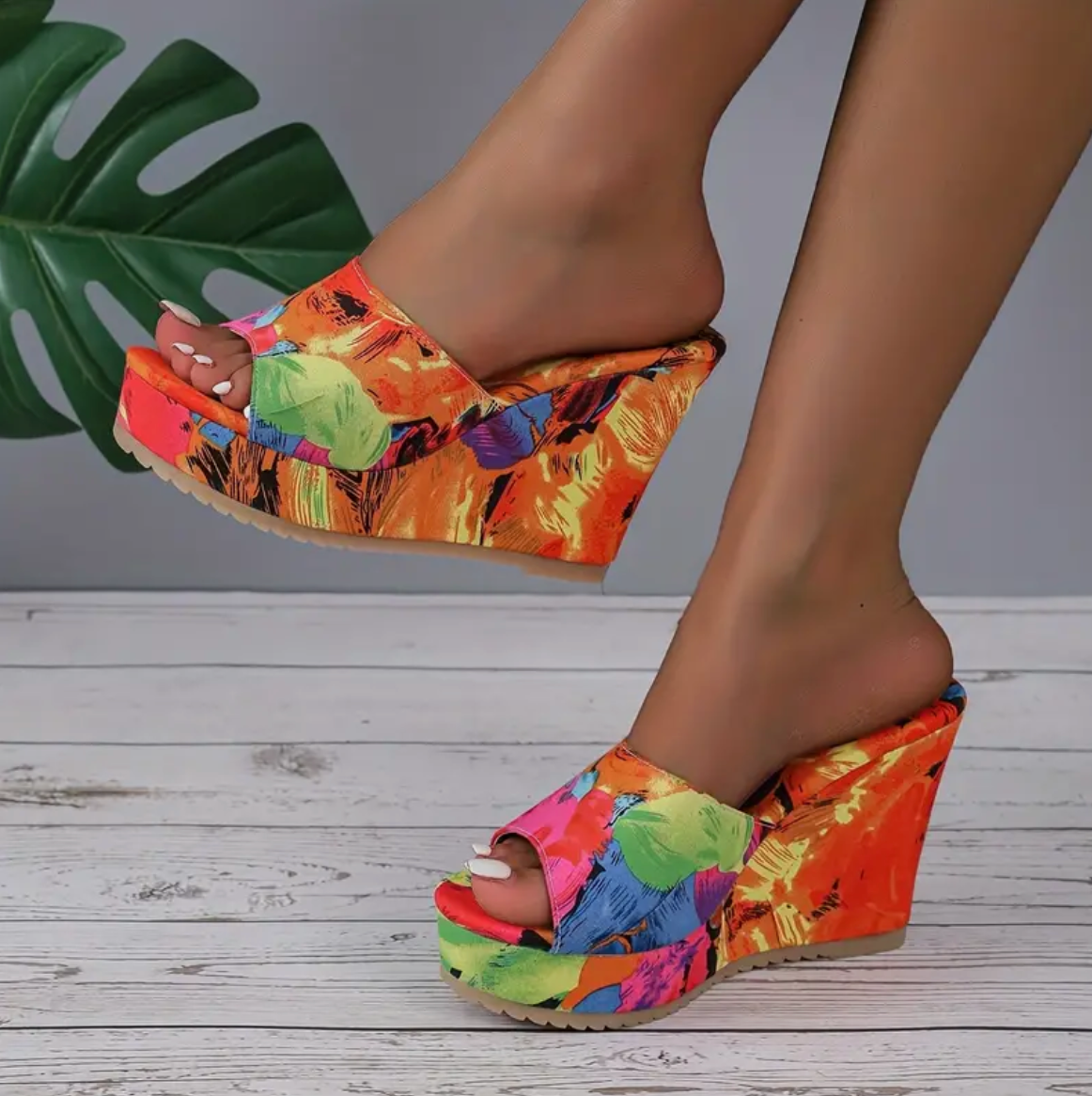 Femke - Die Plateau-Keilabsatz-Sandalen mit buntem Druckmuster