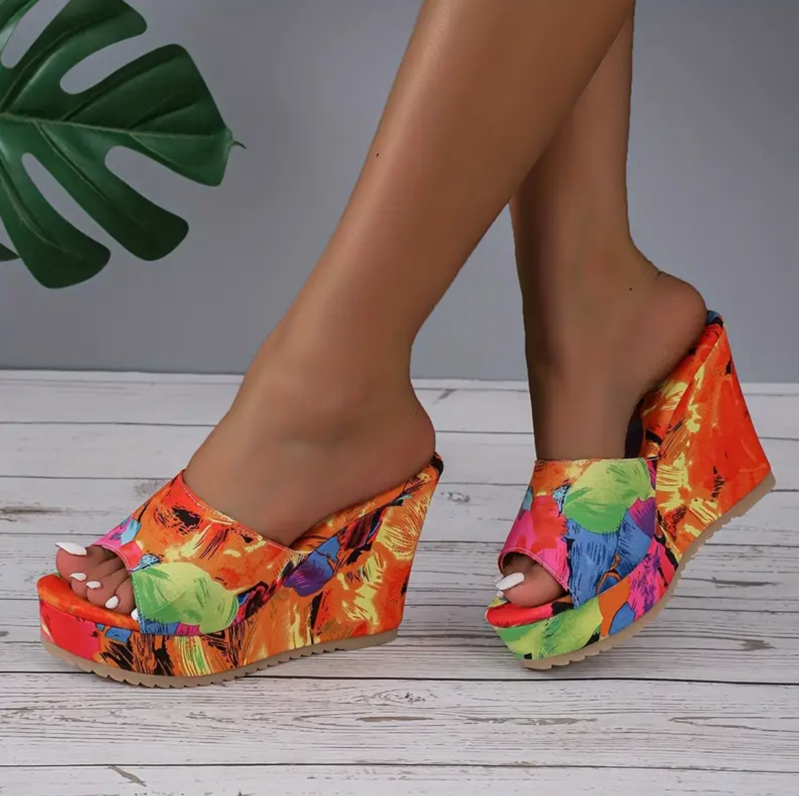 Femke - Die Plateau-Keilabsatz-Sandalen mit buntem Druckmuster