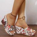 Julia - Die Keilabsatzsandalen mit Blumenmuster