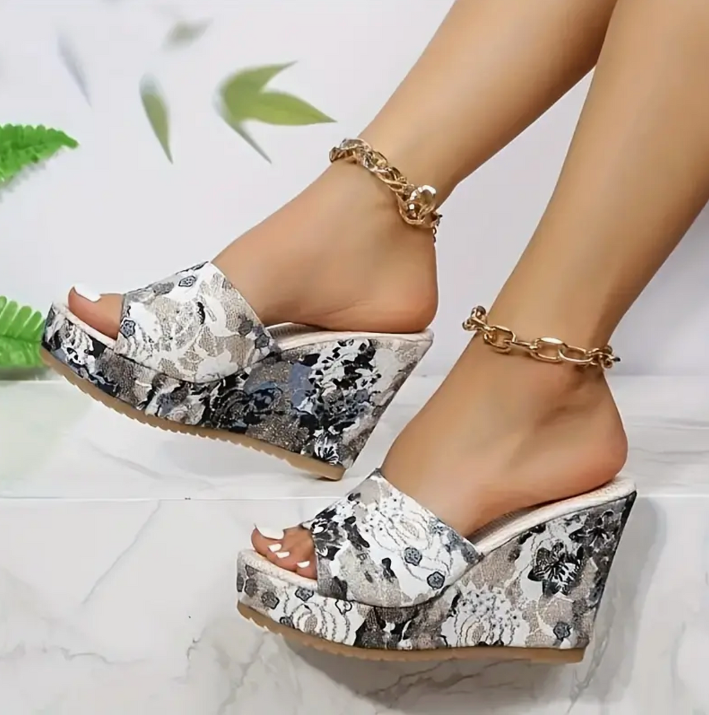 Julia - Die Keilabsatzsandalen mit Blumenmuster