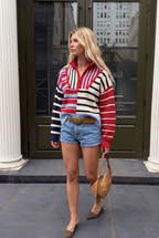 Gestreifter Pullover mit Stehkragen