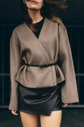 Kurze Damenjacke mit Gürtel und V-Ausschnitt – Irina