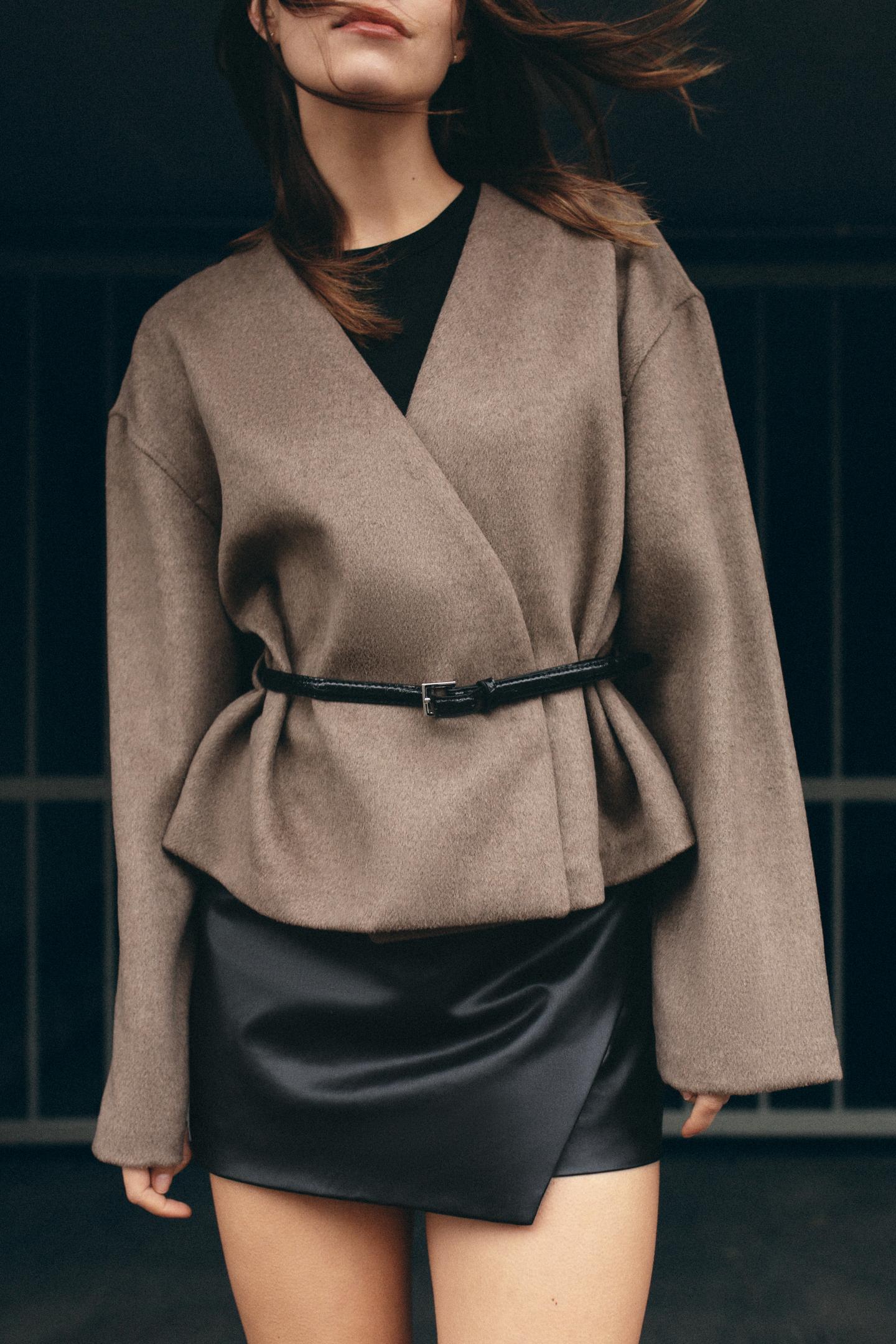 Kurze Damenjacke mit Gürtel und V-Ausschnitt – Irina