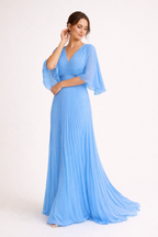 Langes plissiertes Damenkleid mit kurzen Ärmeln und elegantem V-Ausschnitt - Norevia