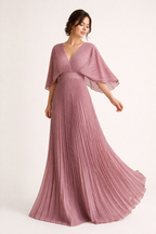 Langes plissiertes Damenkleid mit kurzen Ärmeln und elegantem V-Ausschnitt - Norevia