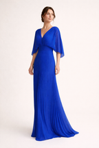 Langes plissiertes Damenkleid mit kurzen Ärmeln und elegantem V-Ausschnitt - Norevia