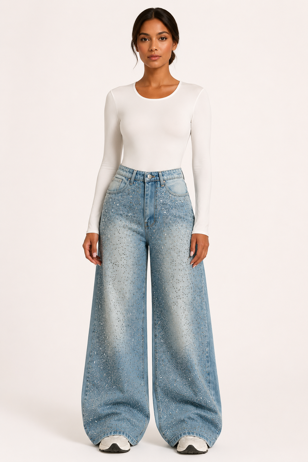 Damenjeans mit weitem Bein und Strassverzierung – Wellen