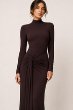 Langes Damenkleid mit hochgeschlossenem, drapiertem Ausschnitt – Monik