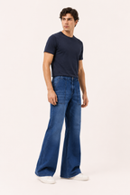 Herren-Jeans im Flare-Schnitt mit weitem Bein aus hell gewaschenem Denim – Konrad