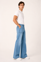 Herren-Jeans im Flare-Schnitt mit weitem Bein aus hell gewaschenem Denim – Konrad