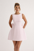 Ärmelloses ärmelloses kurzes Kleid mit Schleife und offenem Rücken - Roxana