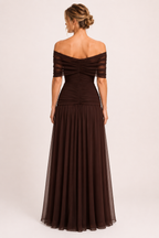 Langes, gerafftes Damenkleid mit V-Ausschnitt und freien Schultern – Marita