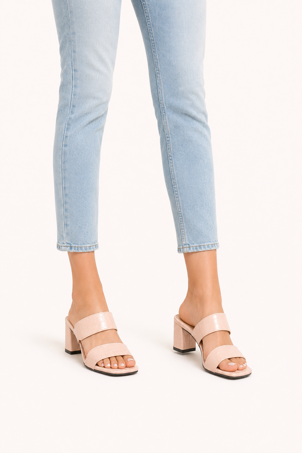Damensandalen mit mittlerem Absatz, zwei Riemen und elegantem Design – Meike