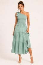 Langes Damenkleid mit einer Schulter, Schleife und Schlitz – Karla