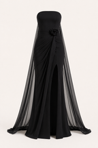 Langes, trägerloses Damenkleid mit Drapierung und Schlitz – Monika