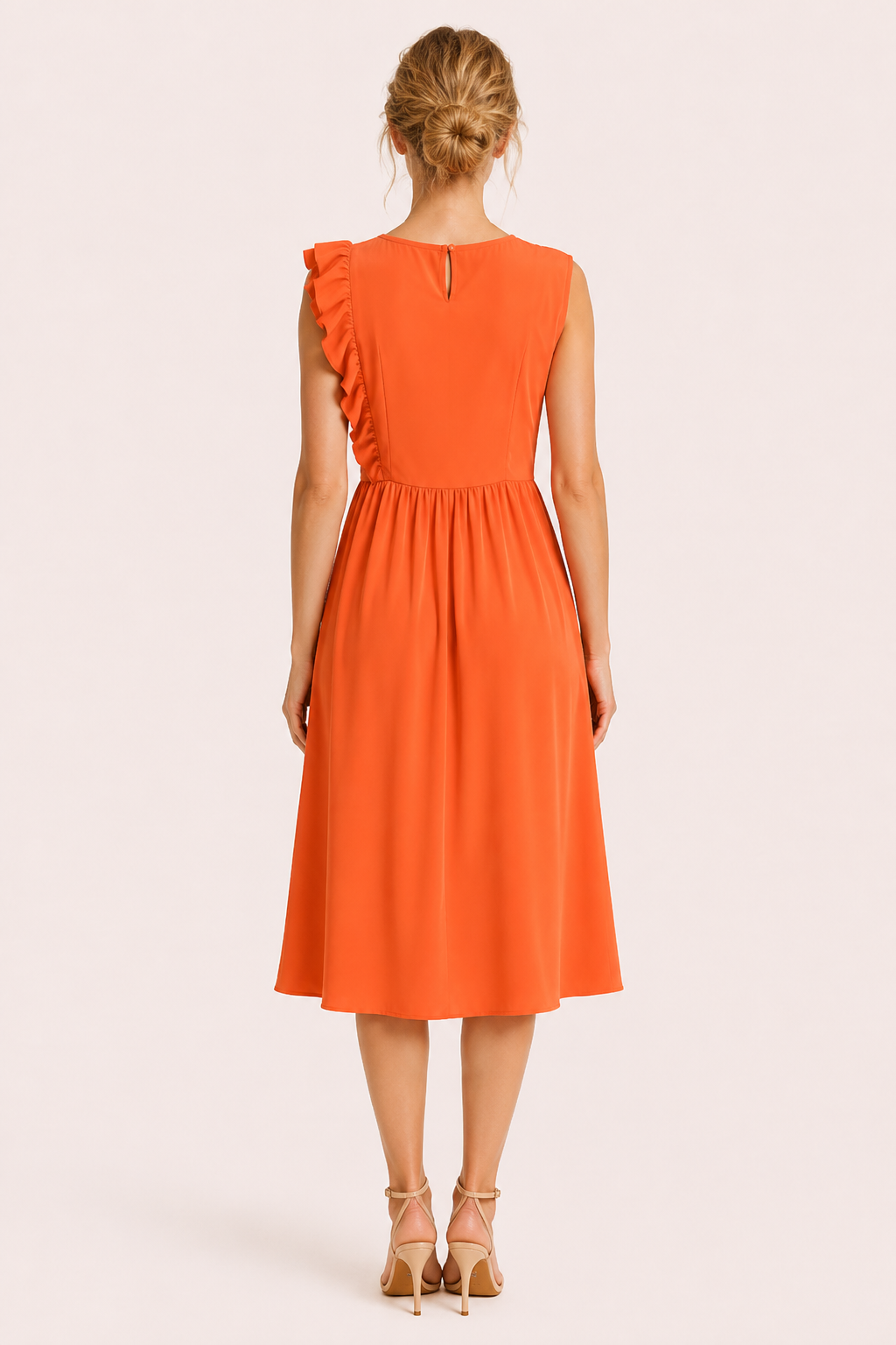 Langes Damenkleid mit Rüschen an den Schultern und weitem Rock – Helena
