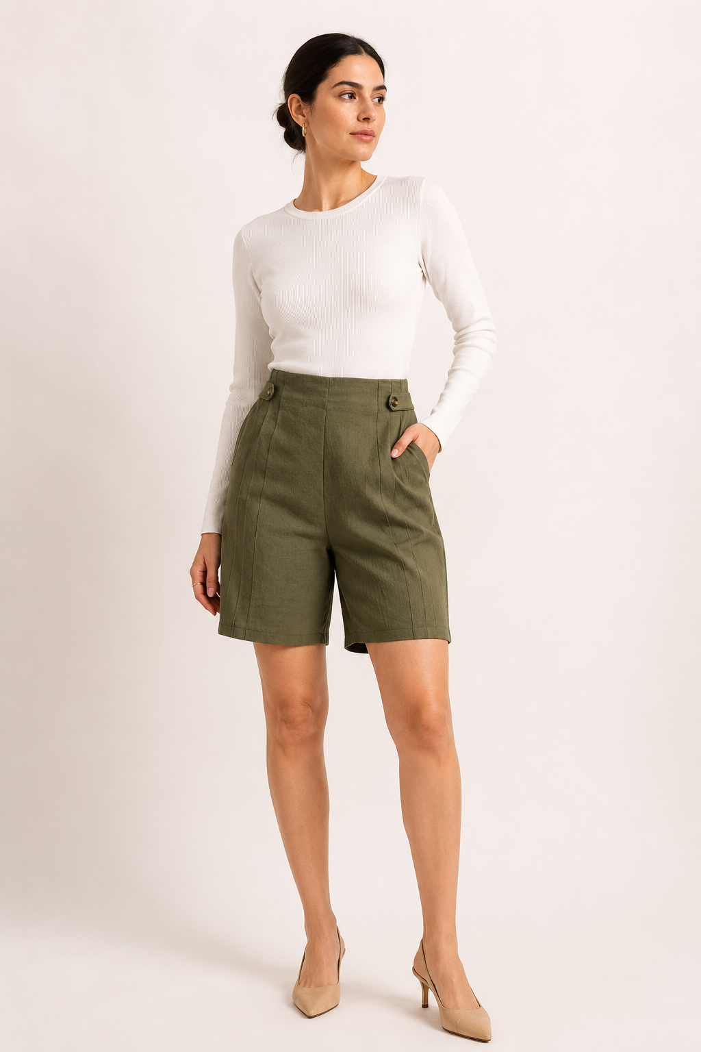 Hochgeschlossene Damen-Shorts mit seitlichen Knöpfen - Maren