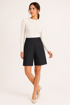 Hochgeschlossene Damen-Shorts mit seitlichen Knöpfen - Maren