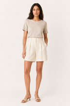 Damen-Shorts aus Leinen und Baumwolle mit hoher Leibhöhe und Abnähern – Holly