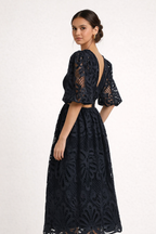 Maxikleid mit V-Ausschnitt und durchbrochener Spitze - Liora