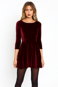 Kurzes Kleid mit Samteffekt und Rundhalsausschnitt - Laerte