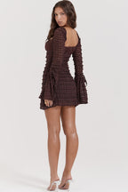 Kurzes Damenkleid mit Rüschen und langen Ärmeln - Signeva