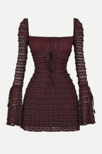 Kurzes Damenkleid mit Rüschen und langen Ärmeln - Signeva