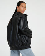 Moderne Lederjacke im Oversize-Schnitt