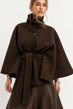 Cape-Jacke mit Stehkragen und Bindegürtel