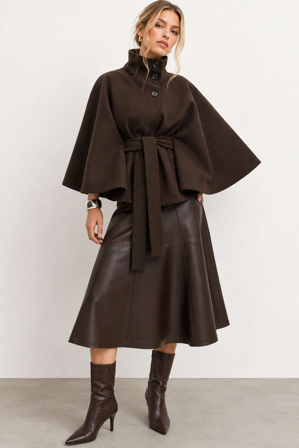 Cape-Jacke mit Stehkragen und Bindegürtel