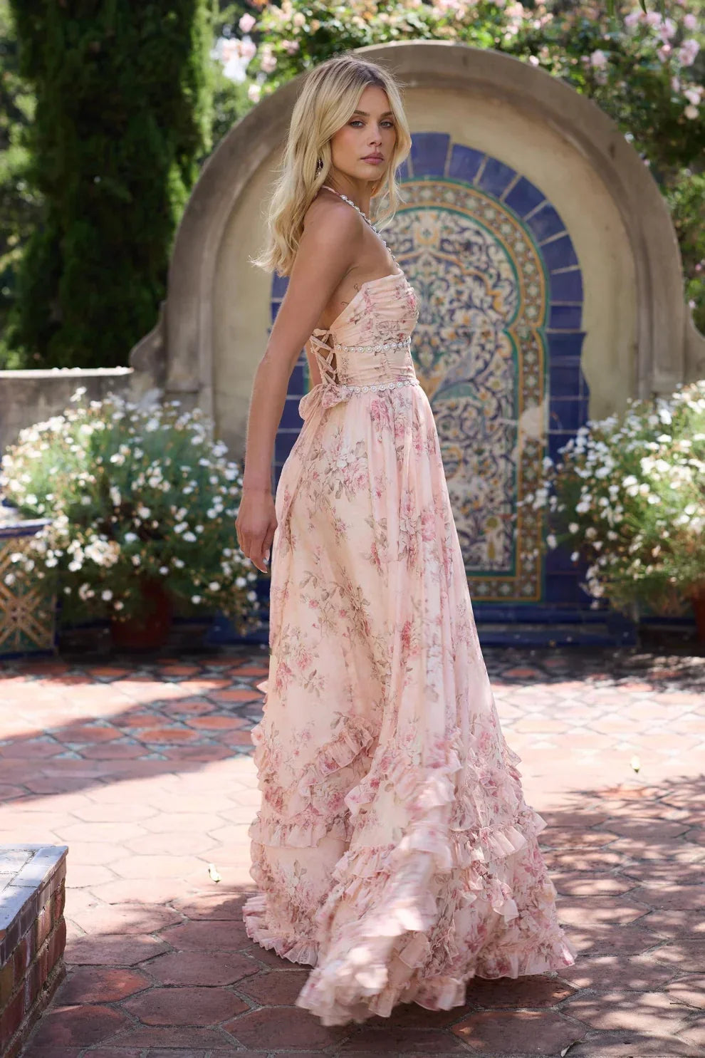Antonella - Langes geblümtes Kleid mit Schlitz und Rüschen