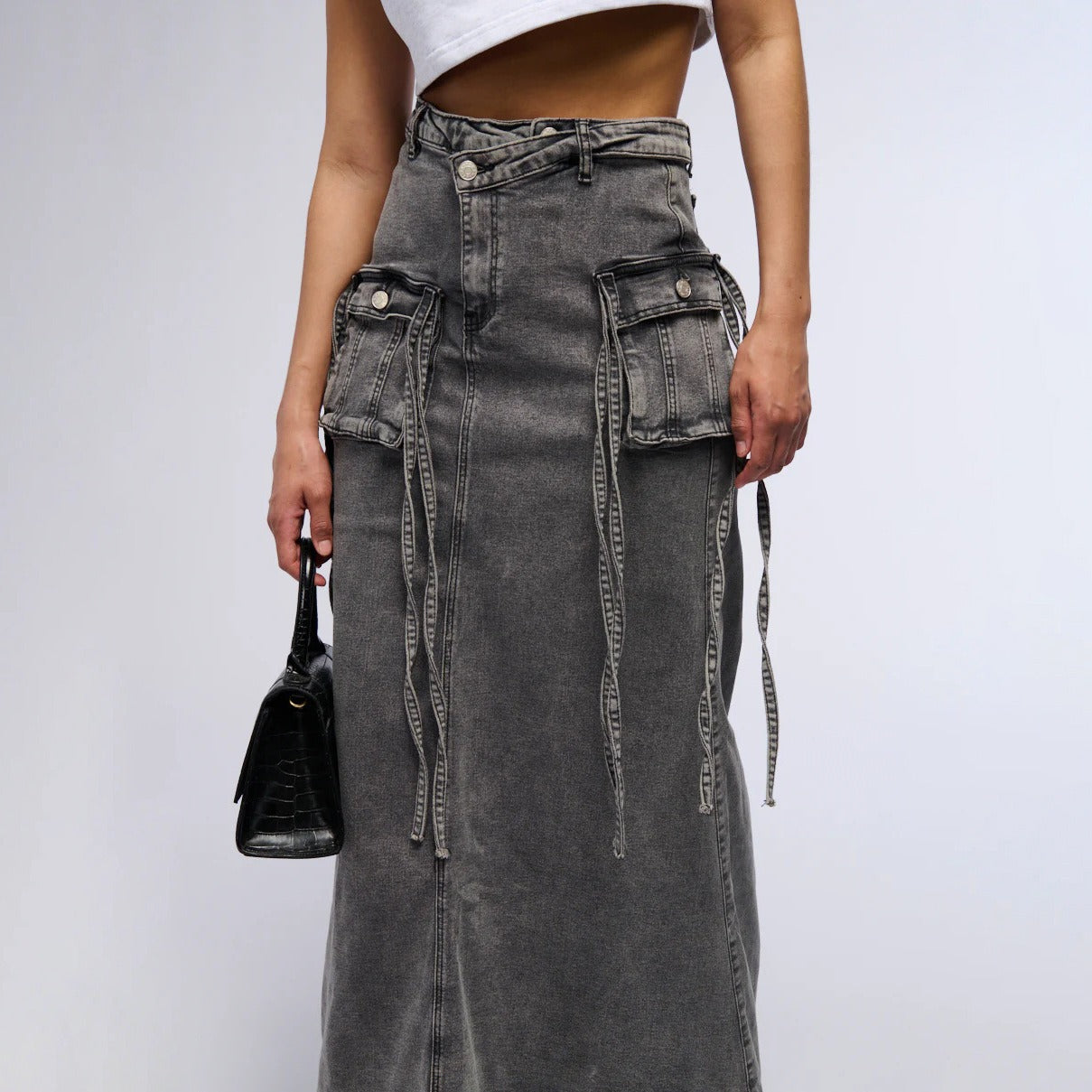 Langer Damenrock aus Denim mit praktischen Taschen im geraden Stil - Renata
