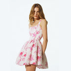Amelia Florales und zartes Kleid