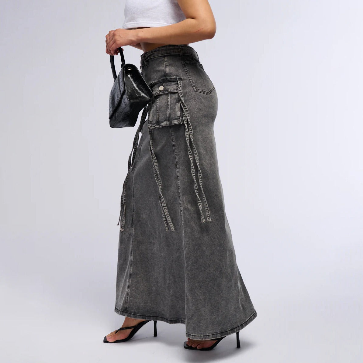 Langer Damenrock aus Denim mit praktischen Taschen im geraden Stil - Renata